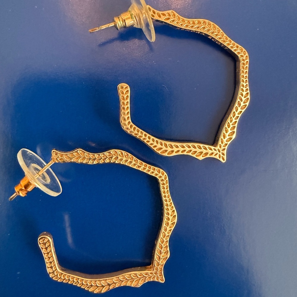 Kendra Scott Miku hoop earrings in gold with signature etched detailing